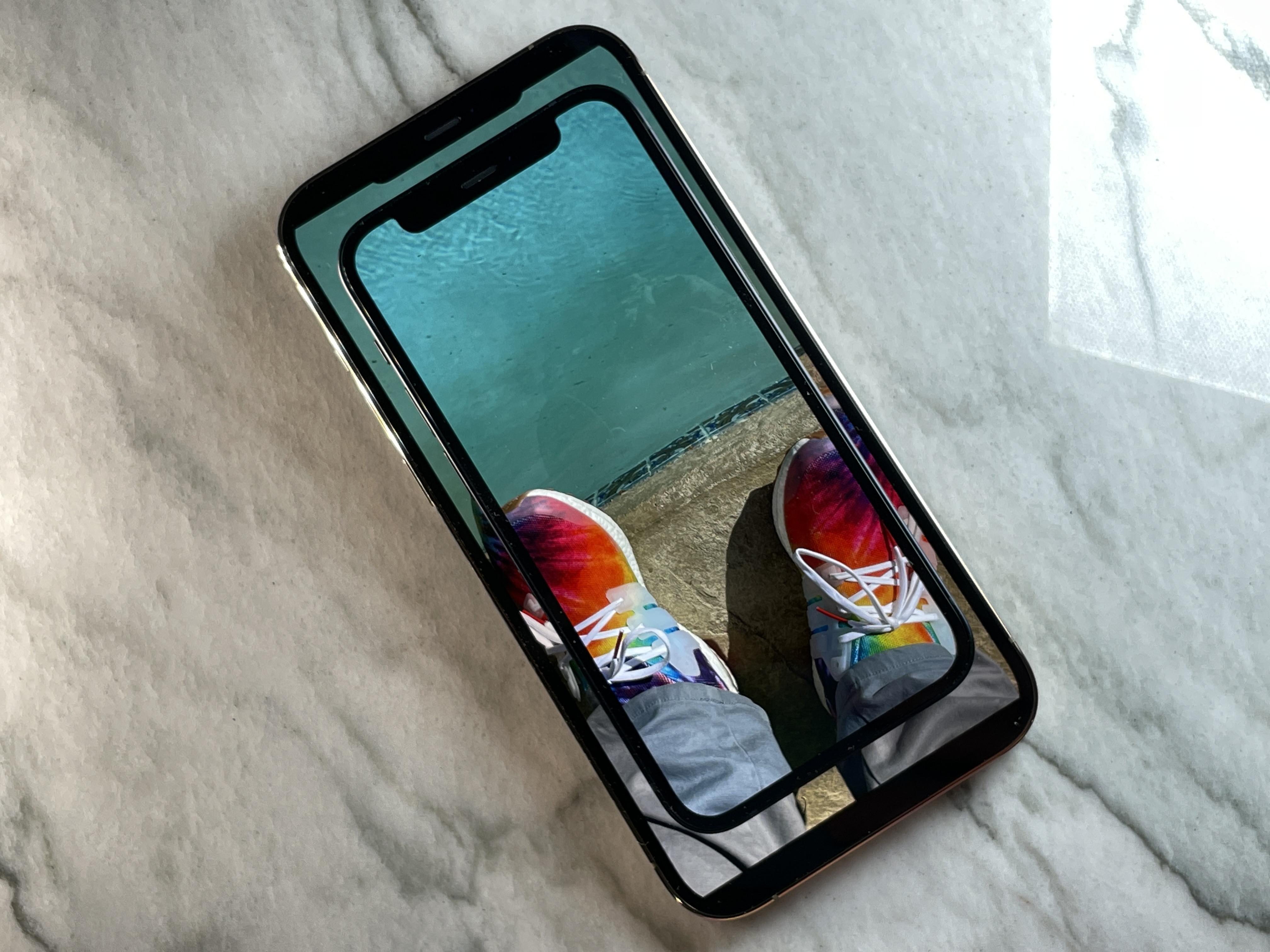 El iPhone 12 mini encima de un iPhone 12 Pro Max