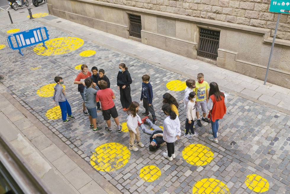 L'Escola de la Concepció utilitza un dels carrers intervinguts com a pati.