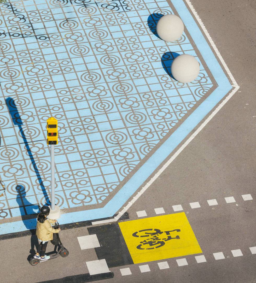 Al carrer Rocafort s'han guanyat dos carrils per als vianants mentre que al carrer València, perpendicular, n'hi ha un de nou per a bicis.