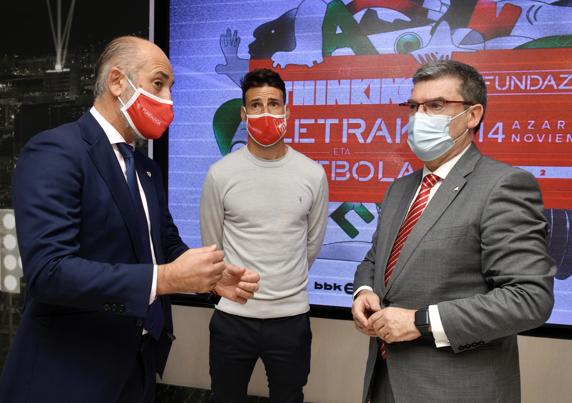 Elizegi y Aburto conversan en presencia de Aduriz