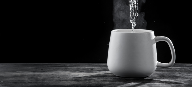 Verter agua en una taza