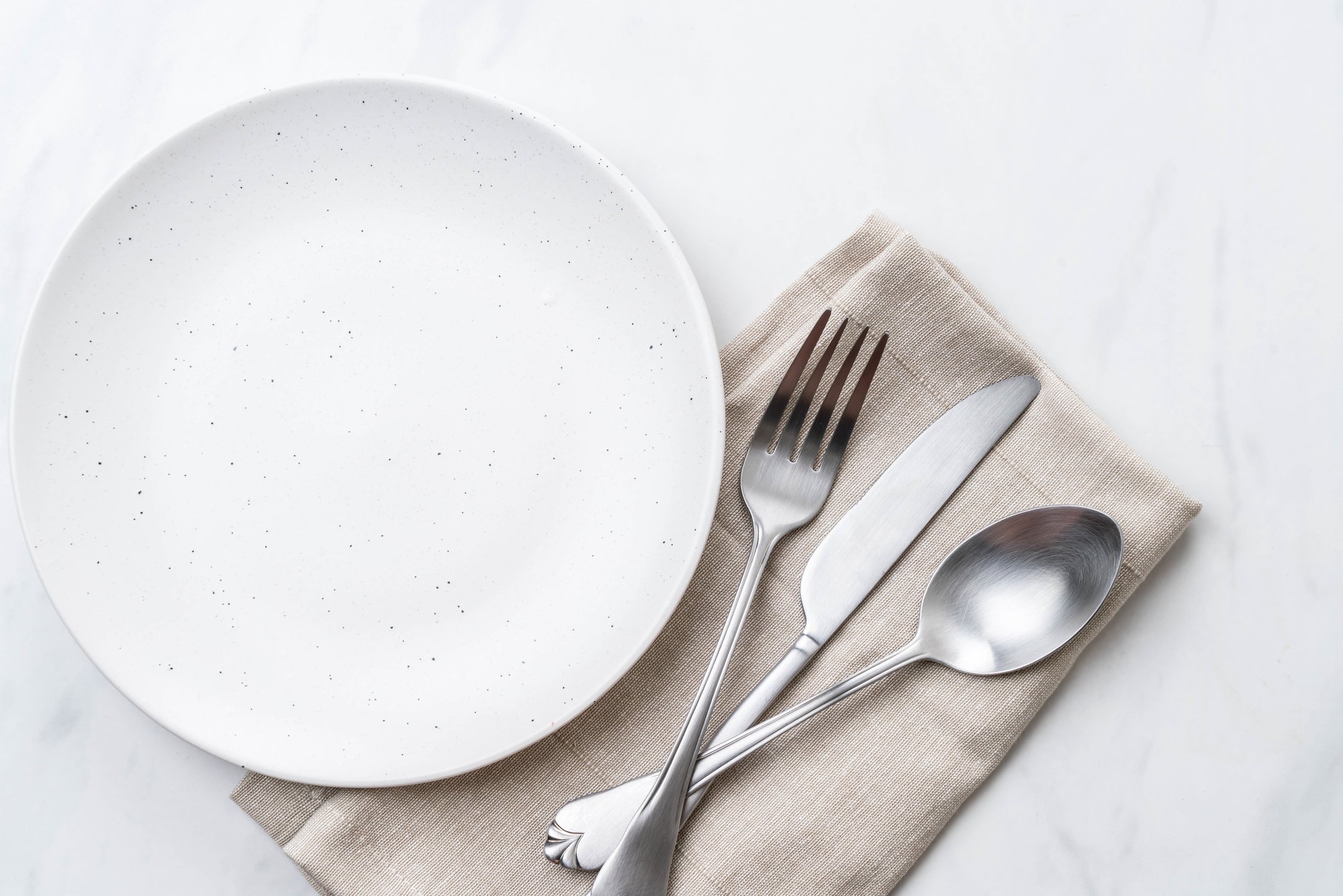 Cubiertos de acero inoxidable sobre una servilleta.