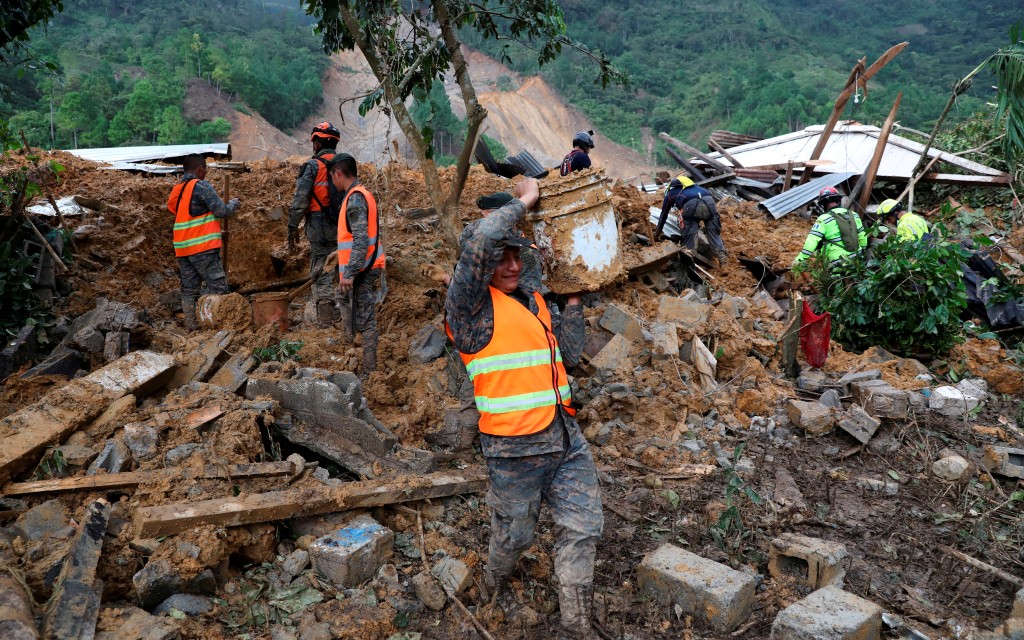 Guatemala abandona búsqueda de decenas desaparecidos tras alud provocado por Eta