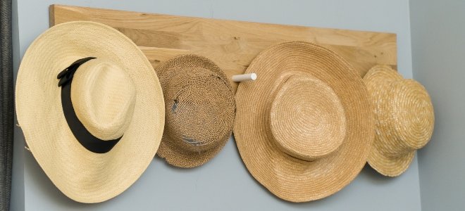 sombreros en el estante de la puerta