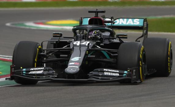 Sainz destaca la capacidad de Hamilton de sacar su mejor versión bajo presión