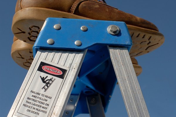 Botas de pie sobre una escalera