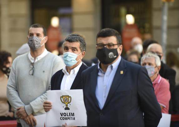 Ferran Aril, presidente de la Federació Catalana, en primer término durante la concentración del pasado miércoles. FOTO: MANEL MONTILLA