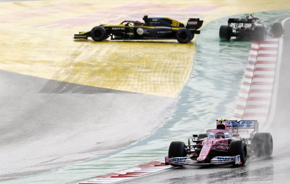 La salida del GP de Turquía de F1, con Ocon y Bottas trompeando en la curva 1