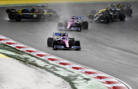 Salida del GP de Turquía, con Bottas trompeando junto a Ocon