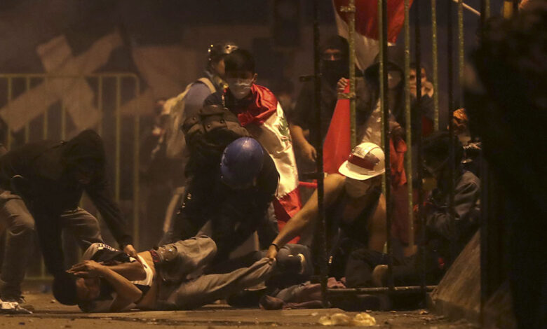 Dos muertos y centenares de heridos en Perú por la represión policial de las protestas