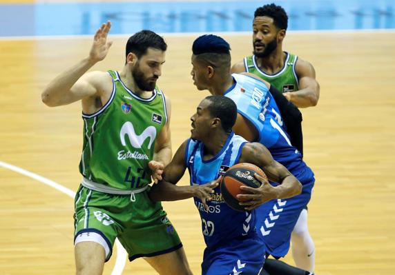 Renfroe controla un balón ante Djurisic. EFE/Santi Otero