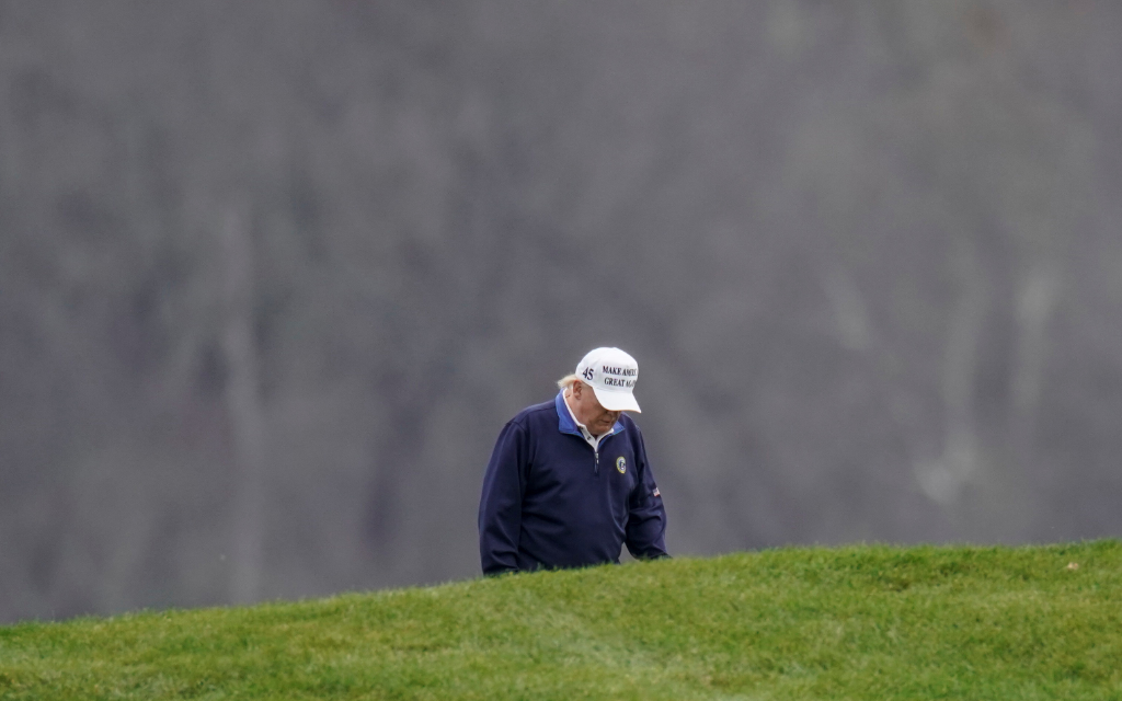 Trump reconoce que Biden ganó, pero insiste que fue una elección ‘amañada’