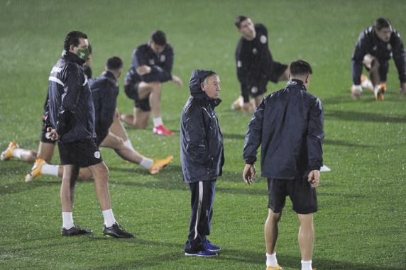 Javier Clemente, en el entrenamiento de Euskal Selekzioa ayer en Lezama.