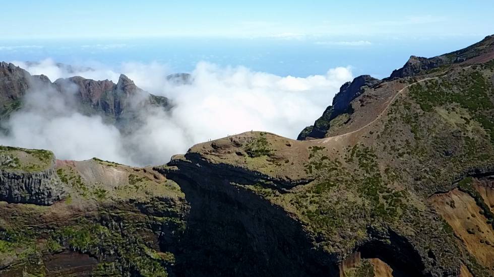 Senda entre el pico Areiro y el pico Ruivo