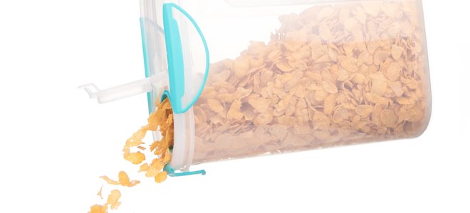 Recipiente de cereal de plástico derramando