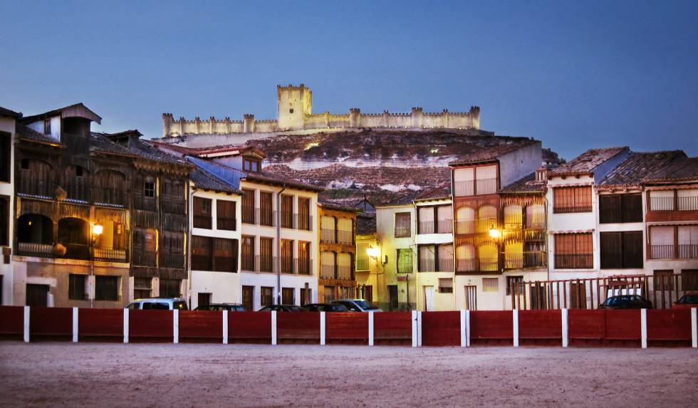 Vista del Castillo de Peñafiel desde la plaza del Coso.
