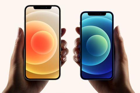 manos sosteniendo iphone y iphone mini