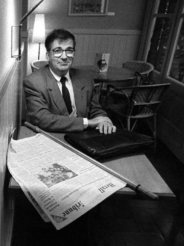 Ernest Lluch, quan era ministre de Sanitat.