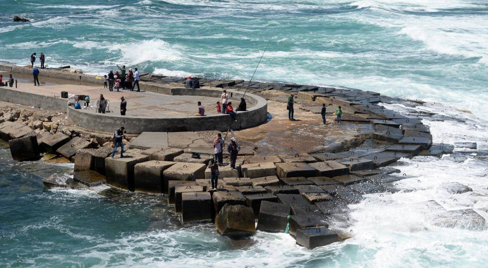 La isla de Pharos, donde la gente acude a pescar.