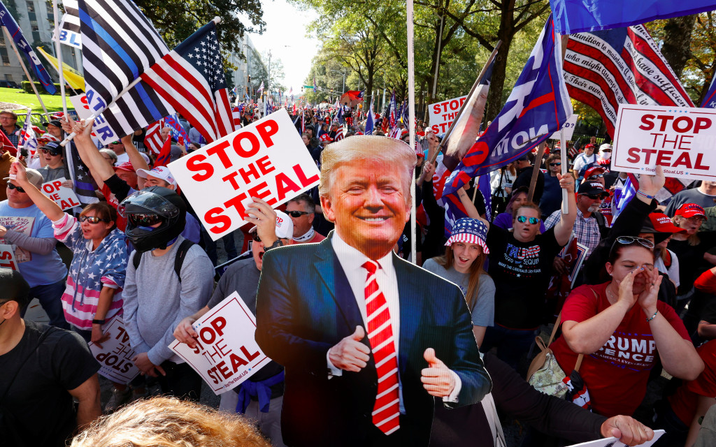 Trump suma frustraciones en batalla contra resultado electoral; insiste en fraude