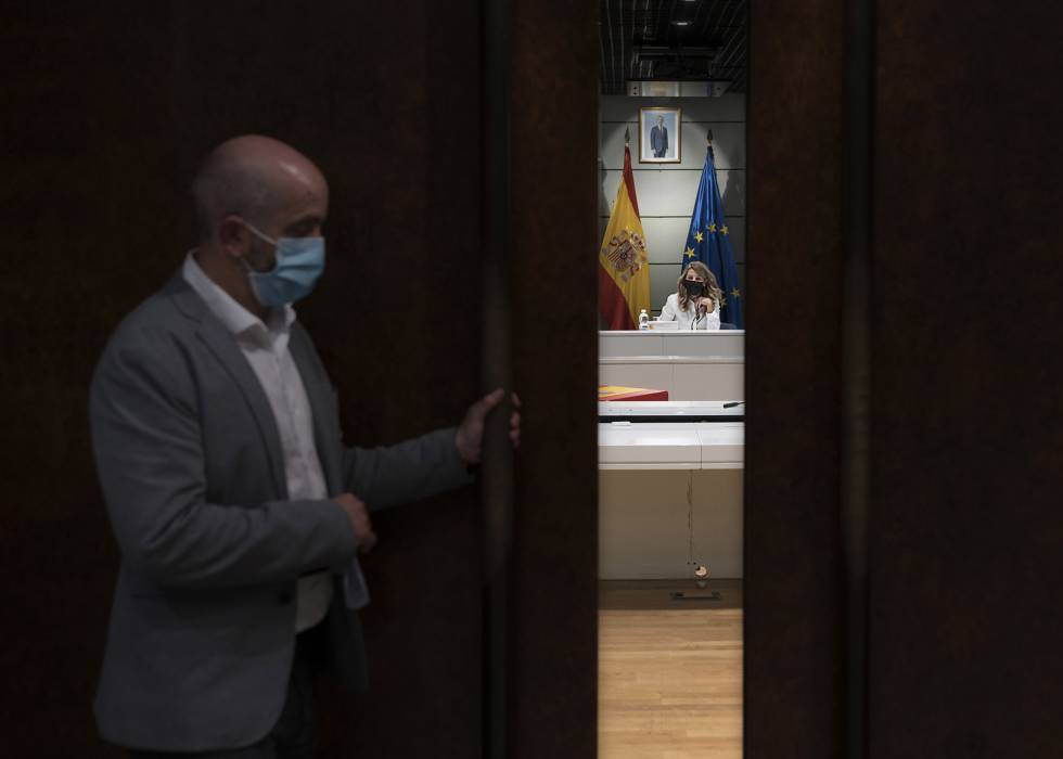 Yolanda Díz, al fondo, dirige en el ministerio de Trabajo una reunión con su equipo.