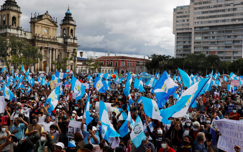 Guatemaltecos vuelven a las calles para exigir la renuncia del presidente
