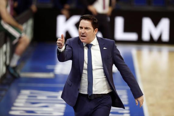 Xavi Pascual durante el partido de Vitoria. FOTO: DAVID AGUILAR (EFE)