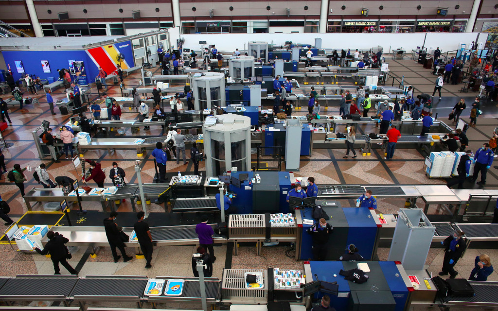 Casa Blanca evalúa levantar restricciones de viajes europeos