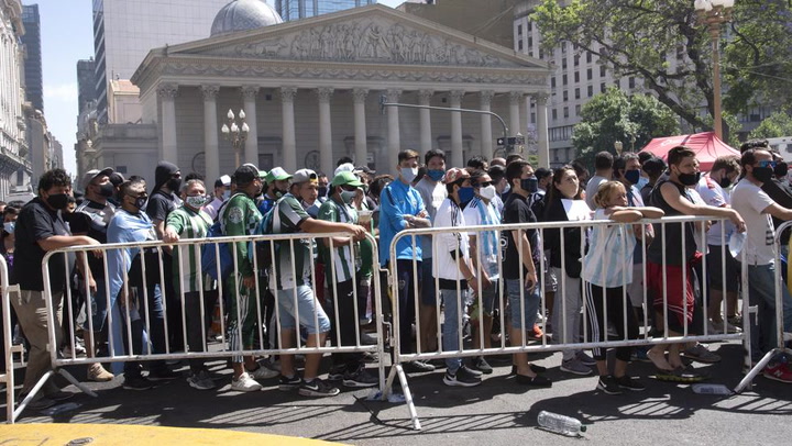 Largas colas para despedir a Maradona en la Casa Rosada