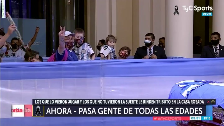 Aficionados argentinos muestran sus respetos a Maradona en el velatorio de la Casa Rosada