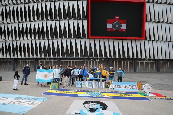 Aficionados en la concentración de recuerdo a Maradona.