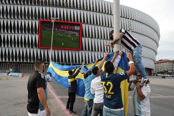 Un grupo de seguidores argentinos de la peña 'La bombonera vasca', durante el homenaje tributado a Diego Armando Maradona.