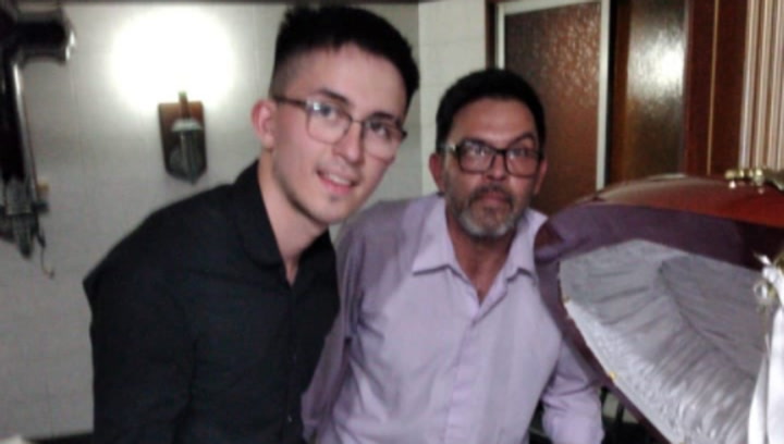 Claudio, el empleado de la funeraria que se tomó la foto con el cuerpo de Diego se excusa