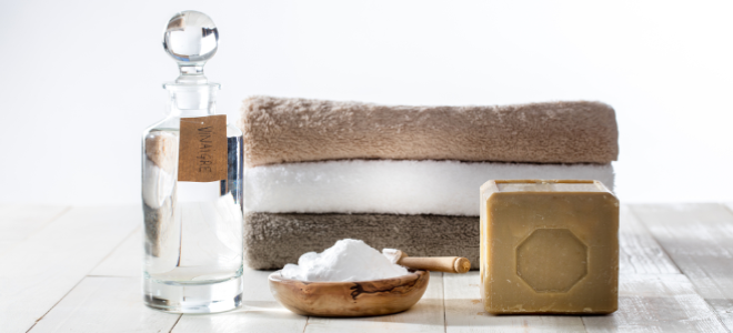 Vinagre y bicarbonato de sodio con toallas.