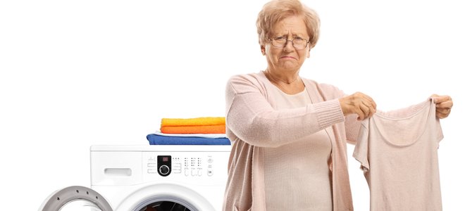 mujer con camisa encogida