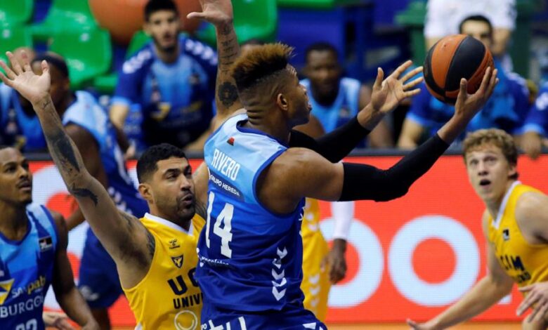 El jugador del UCAM Murcia Augusto Lima defiende una posesión ante el jugador del Hereda San Pablo Burgos Jasiel Rivero