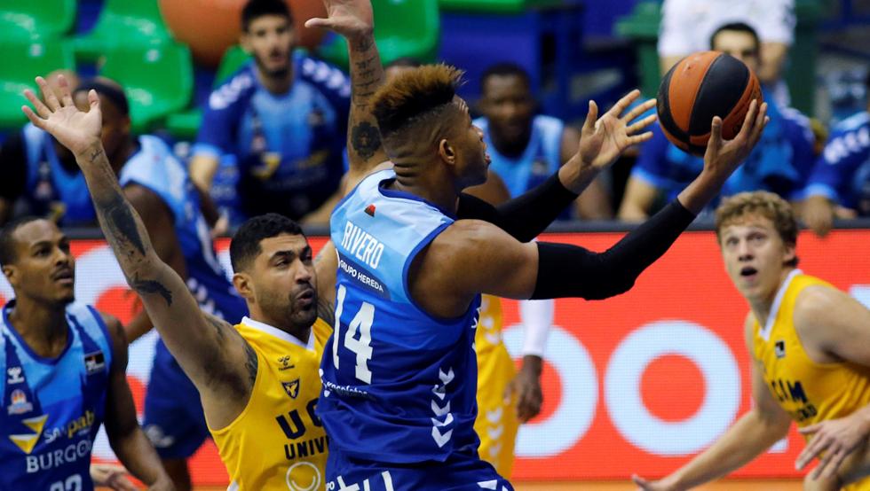 El jugador del UCAM Murcia Augusto Lima defiende una posesión ante el jugador del Hereda San Pablo Burgos Jasiel Rivero