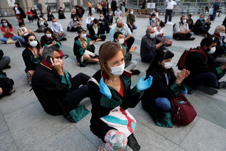Letrados turcos protestan el pasado 22 de junio frente al Palacio de Justicia de Çaglayan (Estambul) contra la ley de reforma de los colegios de abogados y contra la represión a la protesta de sus compañeros en Ankara.