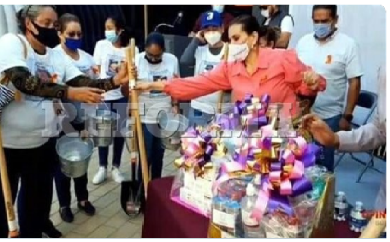 Alcaldesa regala y da palas a las familias para que busquen a sus desaparecidos