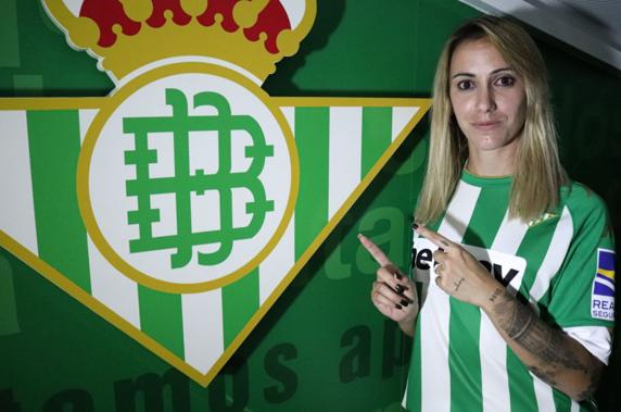 La internacional deja el Atlético de Madrid, con el que ganó tres ligas y una copa, para firmar por el Real Betis.