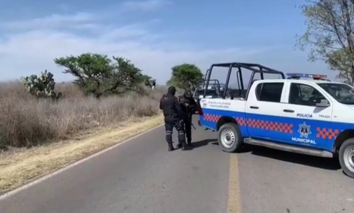 Atacan a balazos a policía de San Juan del Río, agresor se atrinchera en su casa, esperan orden de cateo