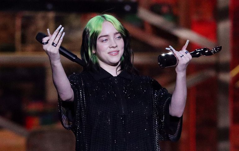 Billie Eilish junto al premio el premio a la Artista Solista Femenina Internacional en los Brit Awards en febrero en Londres.