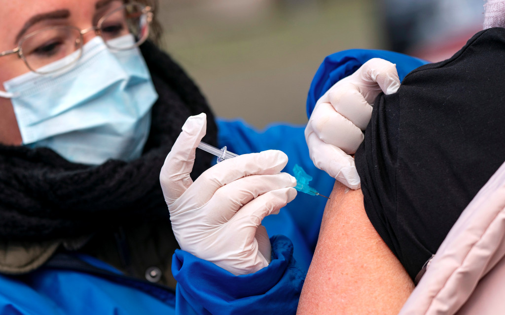 Bruselas confirma que Hungría puede suministrar vacuna rusa anti-Covid sin autorización de la EMA