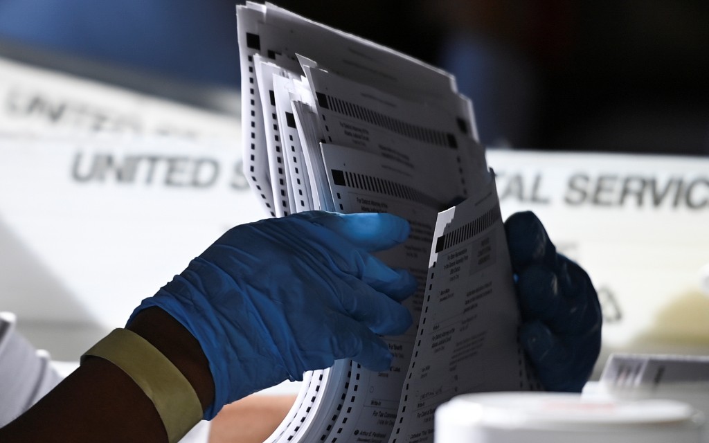 Campaña de Trump presenta demanda en Georgia para detener conteo de votos