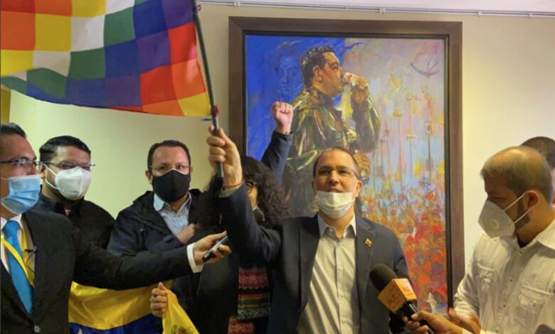 Canciller venezolano tira foto de Guaidó tras recuperar embajada en Bolivia
