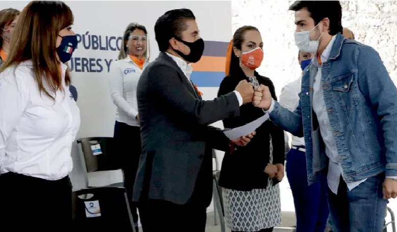 Capacitan a funcionarios de Corregidora sobre equidad de género, Roberto Sosa entrega constancias