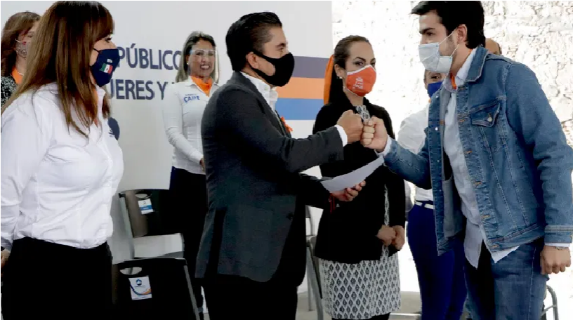 Capacitan a funcionarios de Corregidora sobre equidad de género, Roberto Sosa entrega constancias