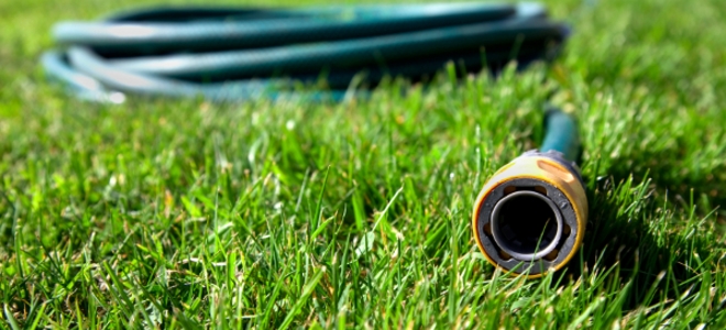 Cómo conectar la manguera de su jardín al grifo de la cocina