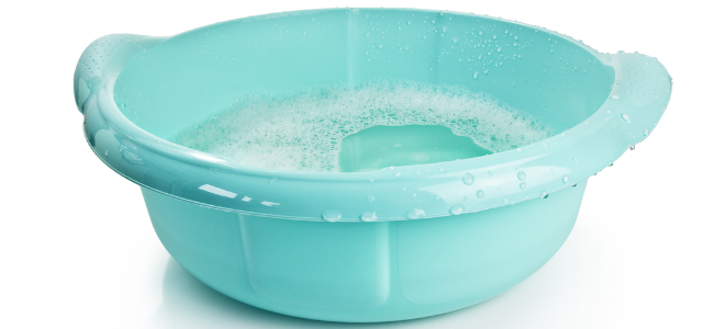 Un lavabo con agua jabonosa.