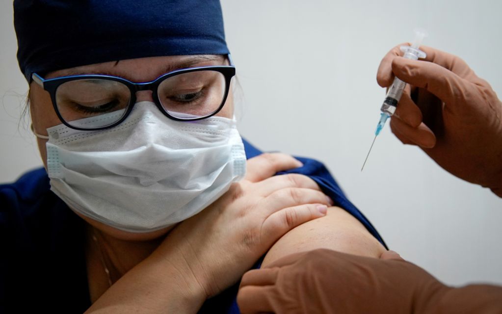 Cómo leer resultados de ensayos de vacunas contra Covid-19 como un profesional